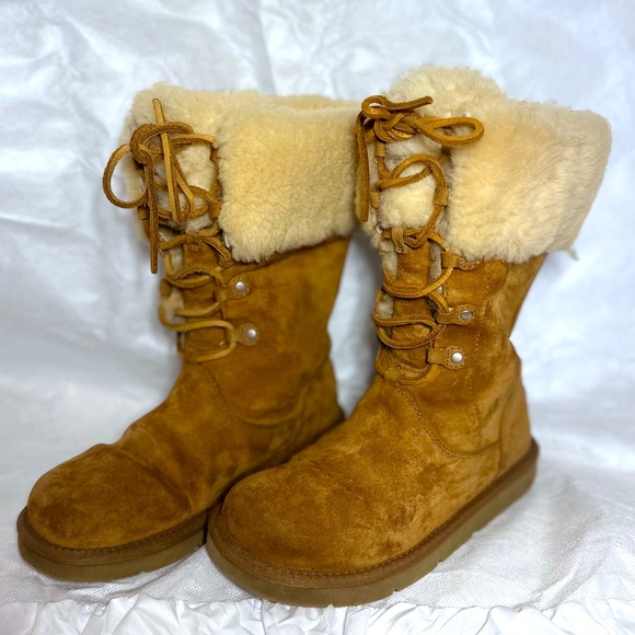 UGG Boots with Metal Decal Size 6 - Picture 3 of 9